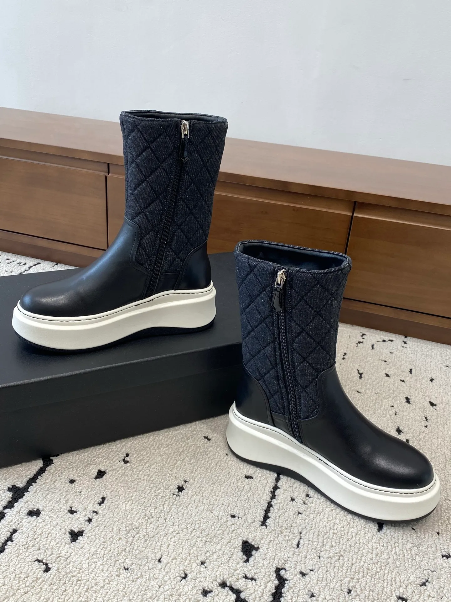 👟👟Ex-factory price 840👟👟 CHANEL 2025s autumn and winter series thick-soled high short boots, high and short are made of imported cowhide respectively, with an additional height of 5cm to show leg length. The boots follow Chanel's classic rhombus pattern, plus a small bag that can be opened to carry small things. Xiao Meimei especially likes it. This is a hot style created by Chanel this autumn and winter. With the traditional inner zipper, it is easy to put on the feet and super comfortable. It is a must-have for this autumn and winter. Upper material: imported cowhide with rhombus microfiber, washed denim ❤︎ Consistently authentic ❤︎ Outsole: original Italian TPU foam outsole Number of yards: 35-40 (40 is custom-made, non-refundable and non-exchangeable) Buy now👉 Buy now👉